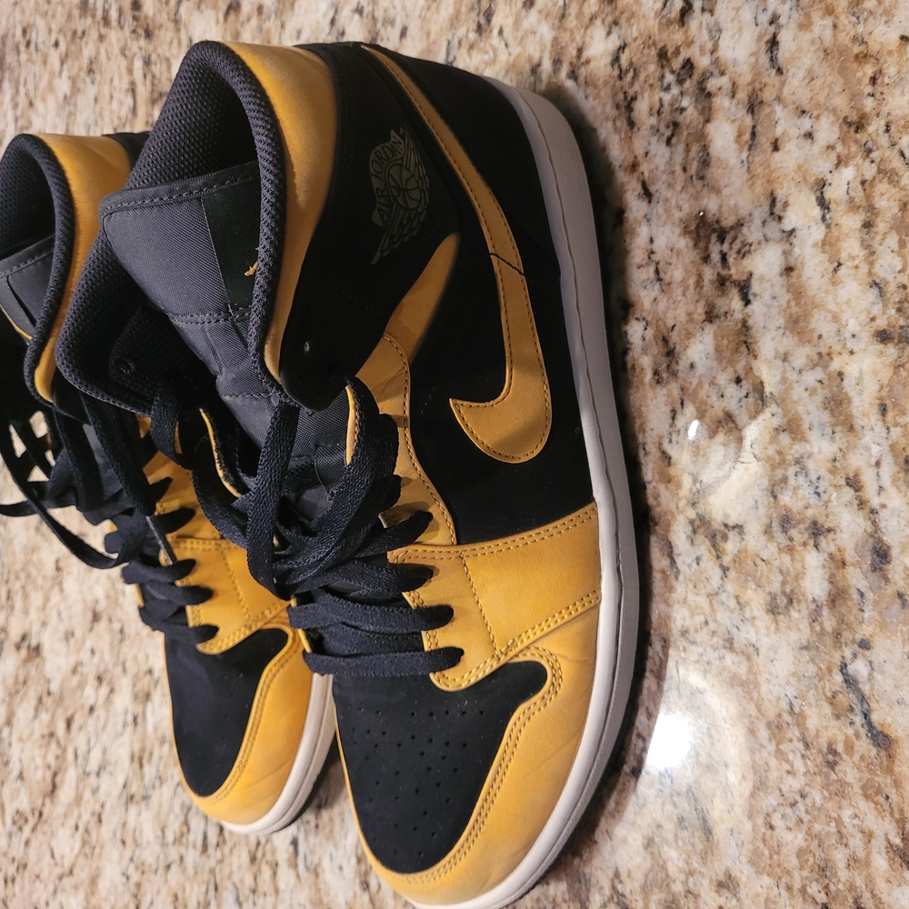 Black and Yellow Retro Jordan 1s Size 10.5